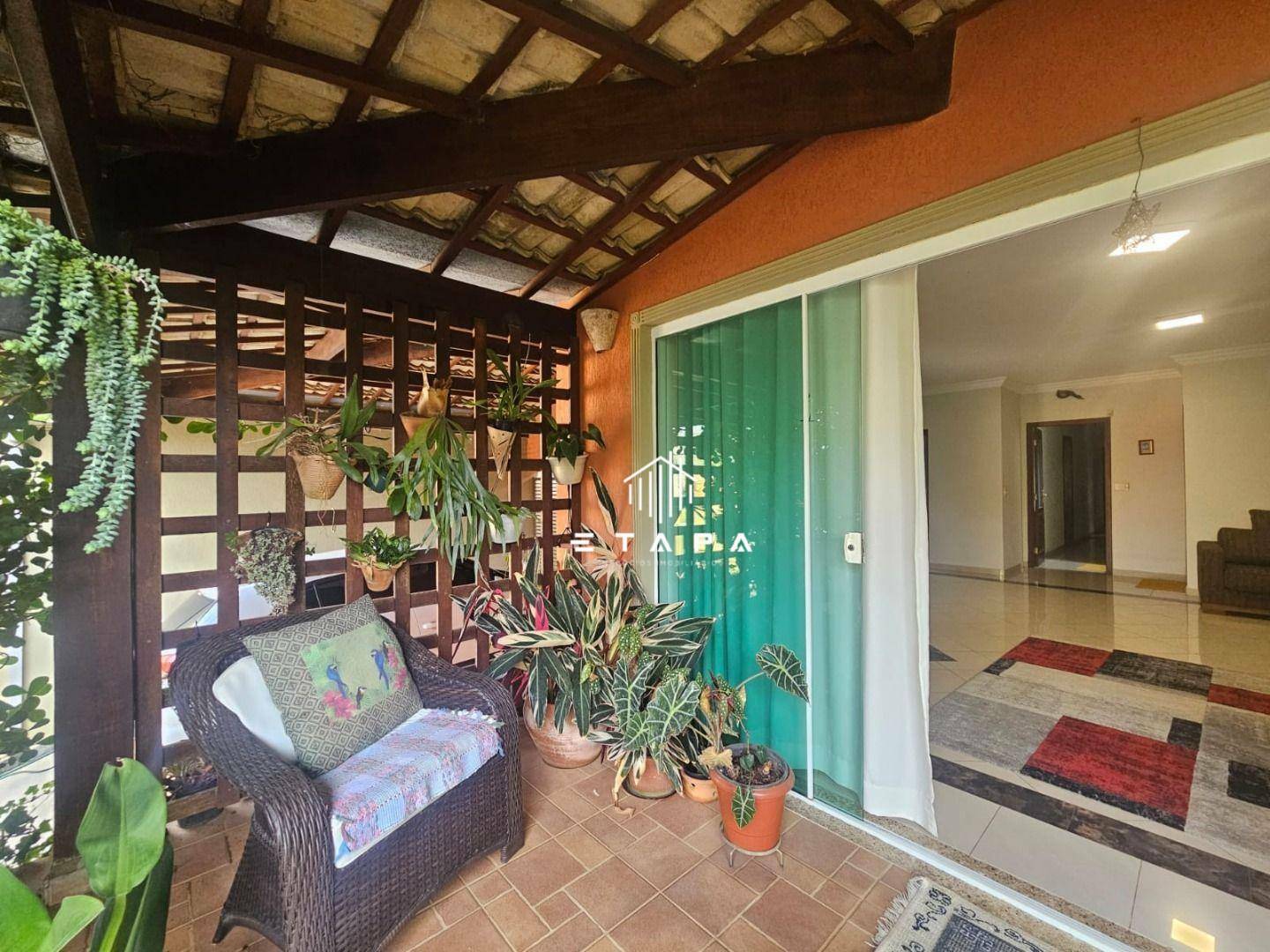 Casa à venda com 4 quartos, 330m² - Foto 4