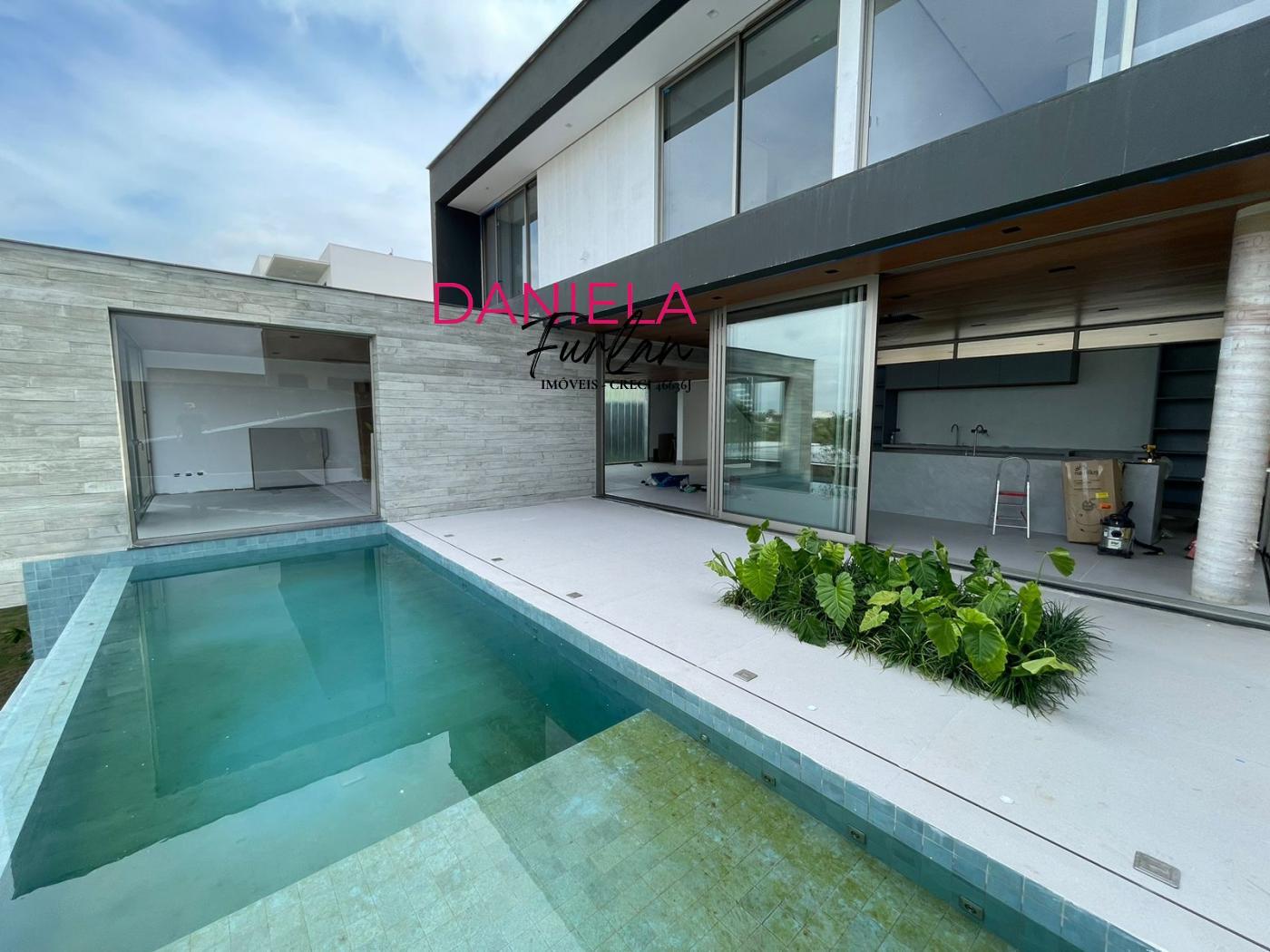Casa de Condomínio à venda com 4 quartos, 380m² - Foto 1