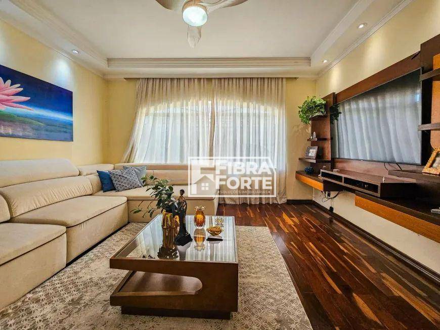 Casa à venda com 3 quartos, 179m² - Foto 1