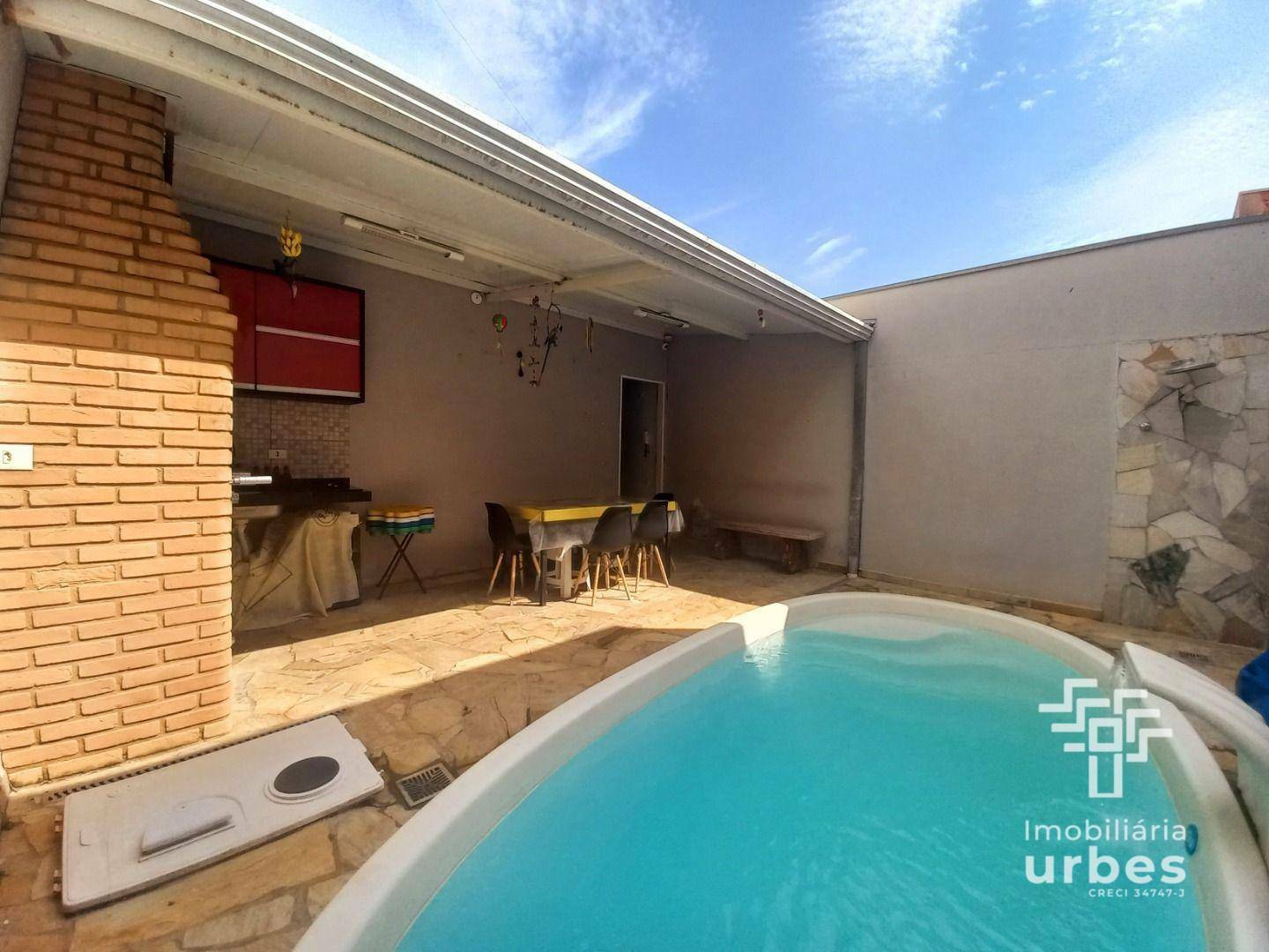 Casa à venda com 4 quartos, 215m² - Foto 1