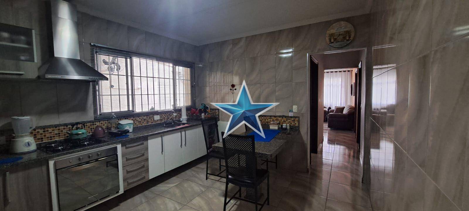 Casa à venda com 4 quartos, 230m² - Foto 1