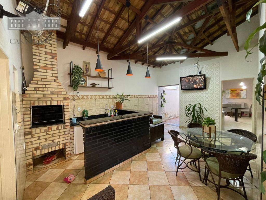 Casa à venda com 4 quartos, 245m² - Foto 1