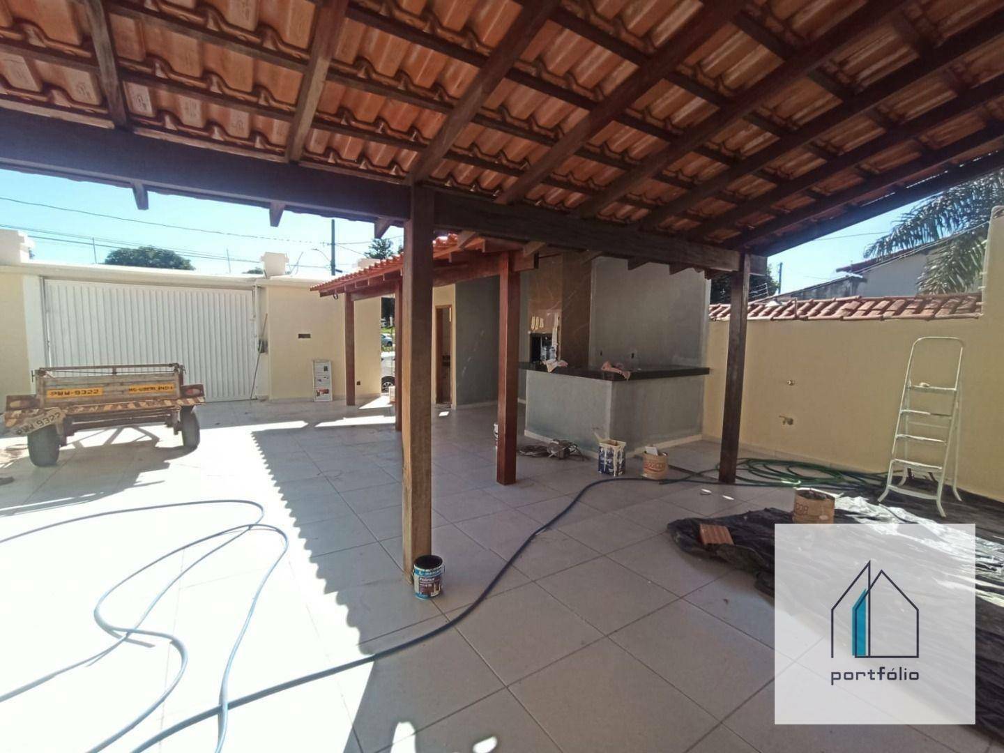 Casa à venda com 4 quartos, 212m² - Foto 2