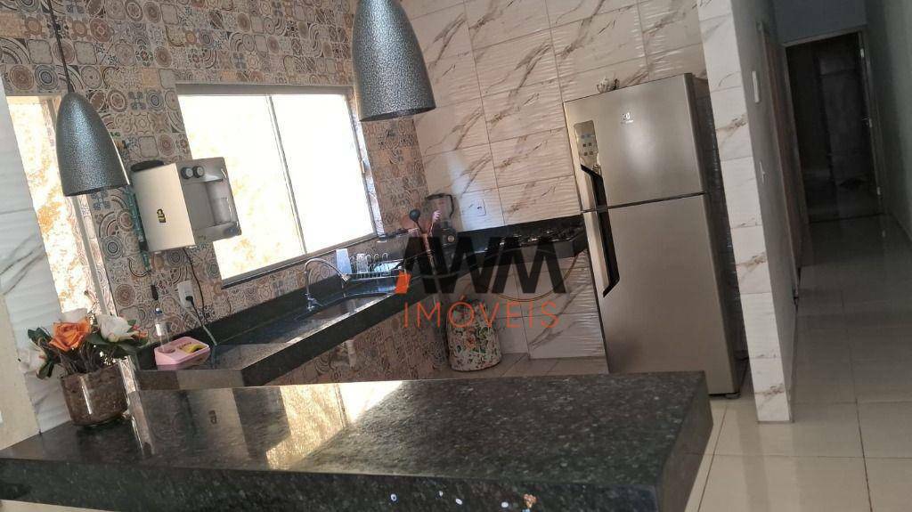 Casa à venda com 2 quartos, 77m² - Foto 1