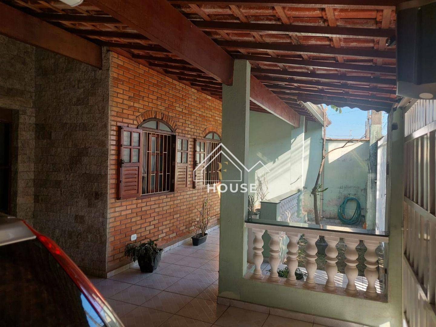 Casa à venda com 4 quartos, 248m² - Foto 1