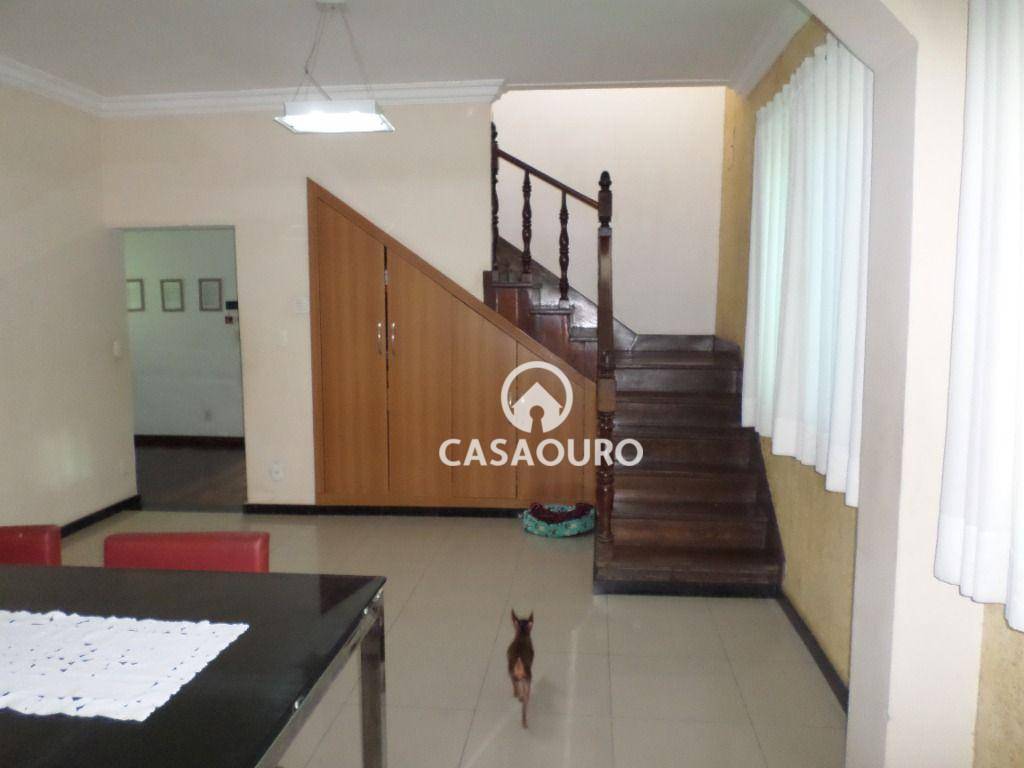 Casa à venda com 5 quartos, 300m² - Foto 2