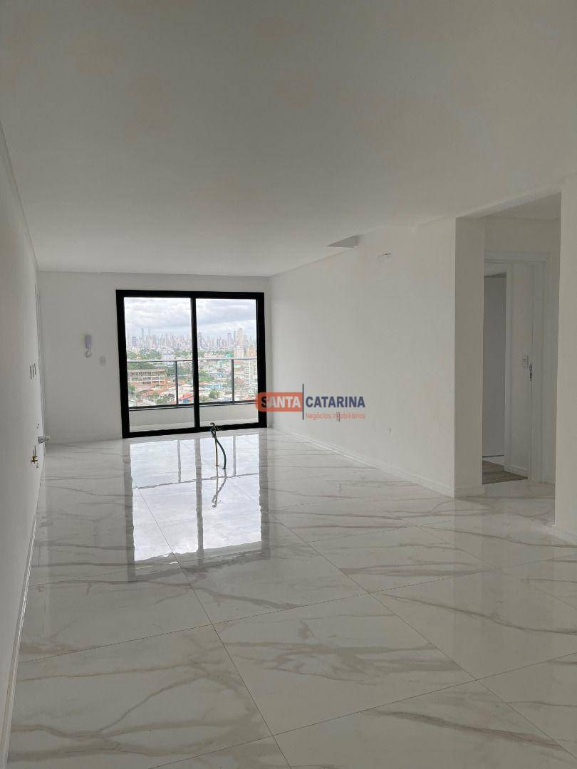 Apartamento à venda com 2 quartos, 78m² - Foto 2