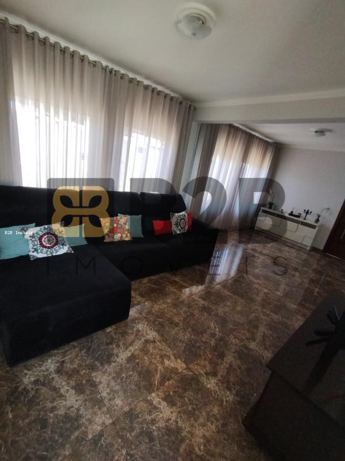 Casa à venda com 3 quartos, 195m² - Foto 1