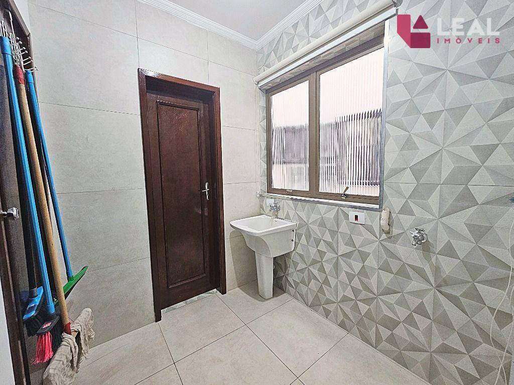 Apartamento para alugar com 3 quartos, 130m² - Foto 13