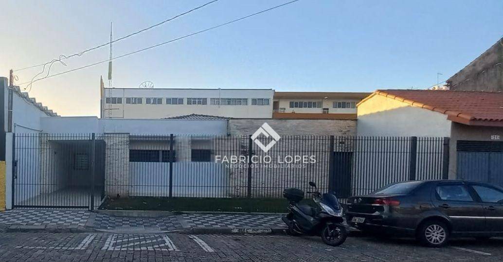 Casa à venda com 4 quartos, 324m² - Foto 1