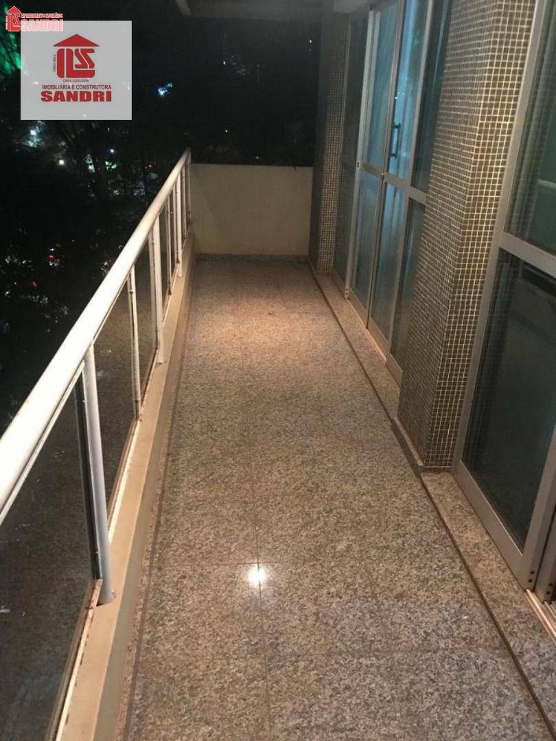 Apartamento para alugar com 3 quartos, 161m² - Foto 2