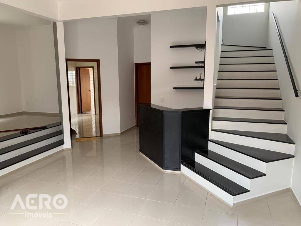 Casa à venda com 4 quartos, 215m² - Foto 1