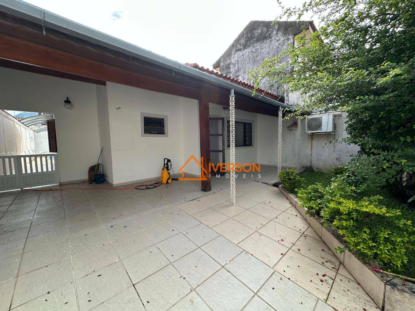 Casa à venda com 3 quartos, 137m² - Foto 1