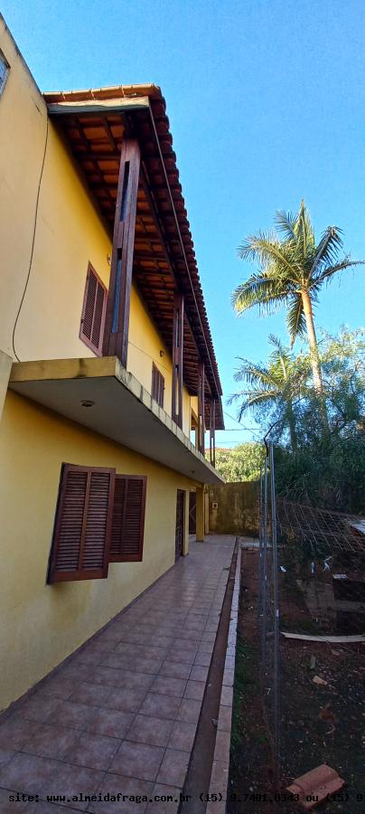 Casa para alugar com 5 quartos, 300m² - Foto 1