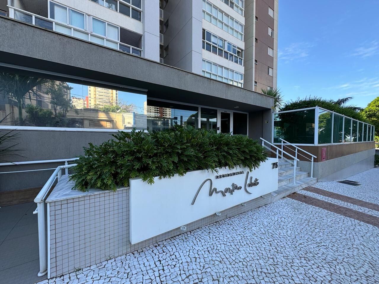 Apartamento à venda com 3 quartos, 130m² - Foto 2