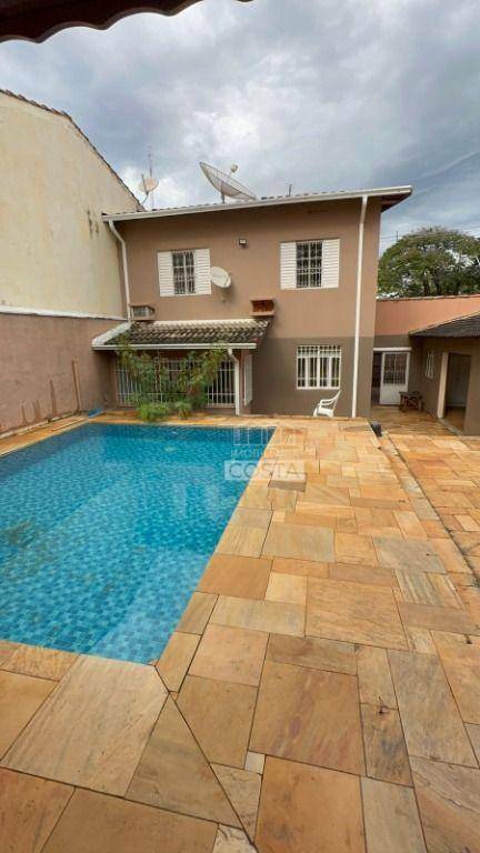 Casa à venda e aluguel com 3 quartos, 154m² - Foto 2