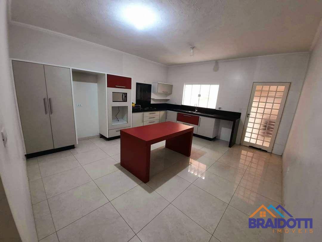 Casa à venda com 3 quartos, 182m² - Foto 1