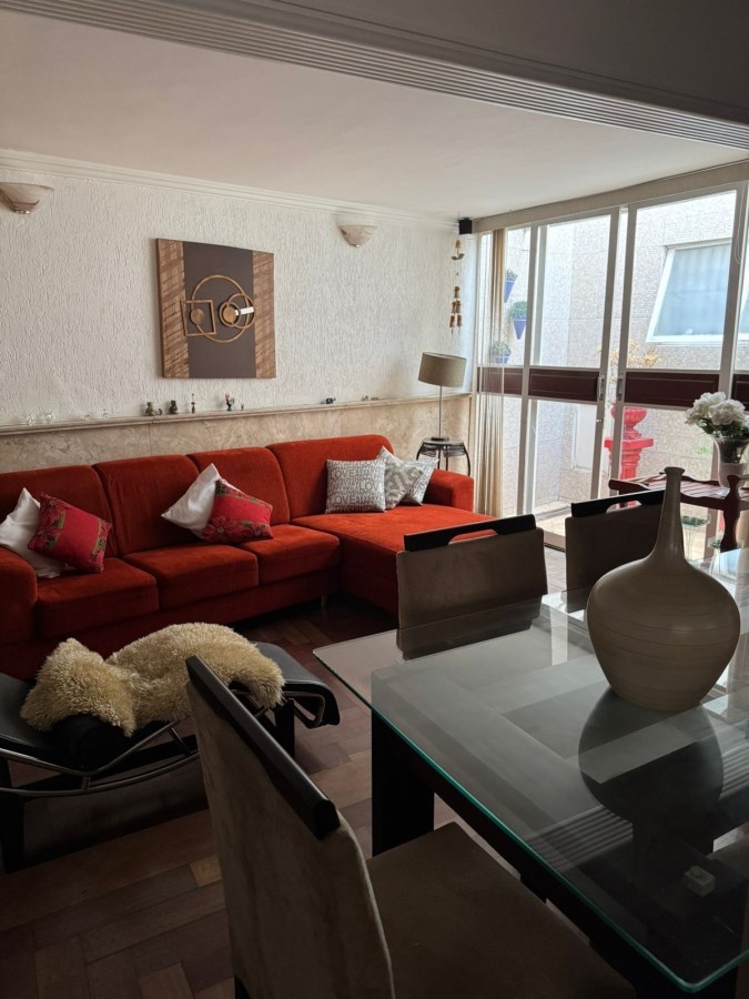 Casa à venda com 3 quartos, 250m² - Foto 1