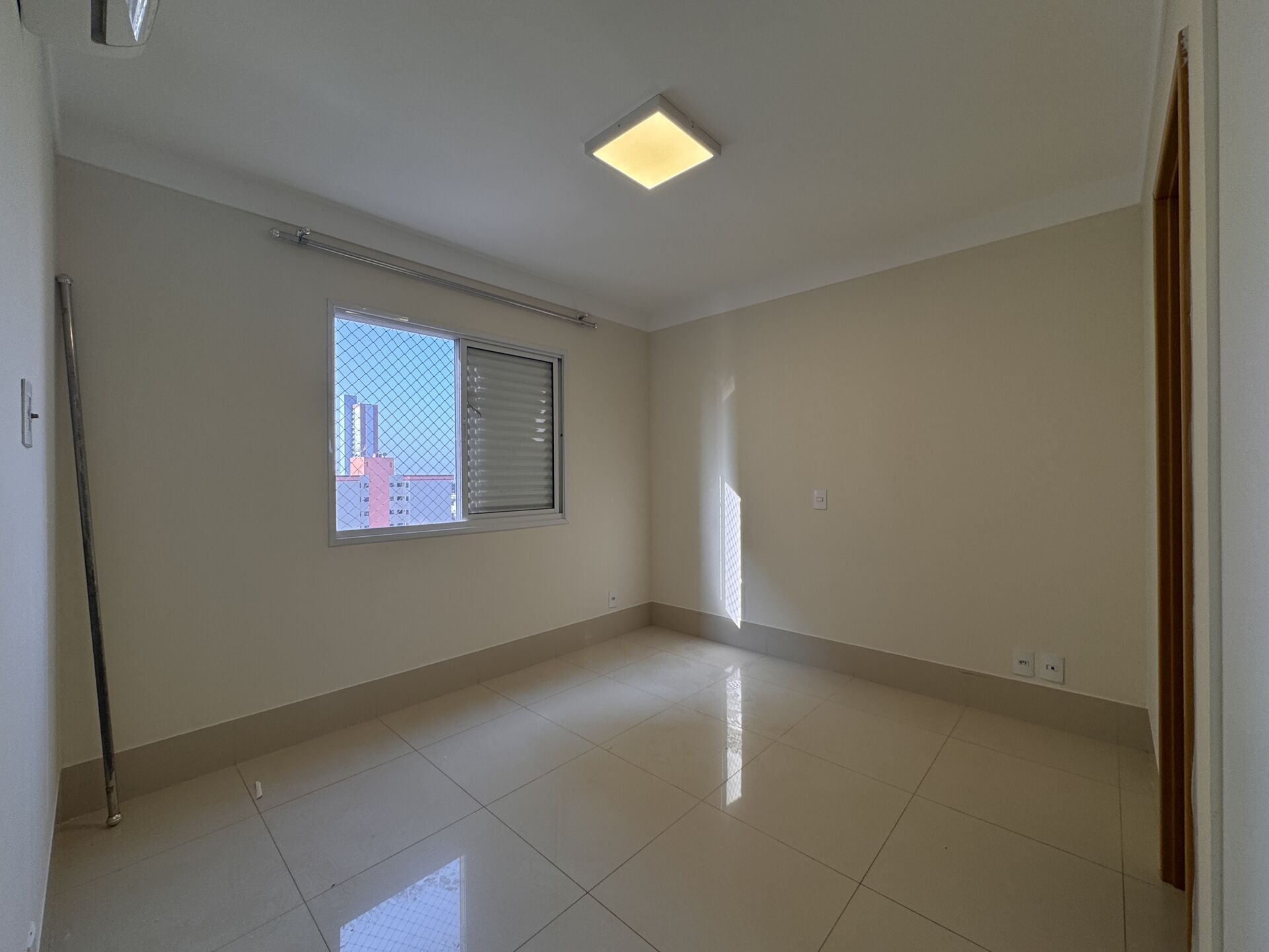 Apartamento para alugar com 3 quartos, 125m² - Foto 2