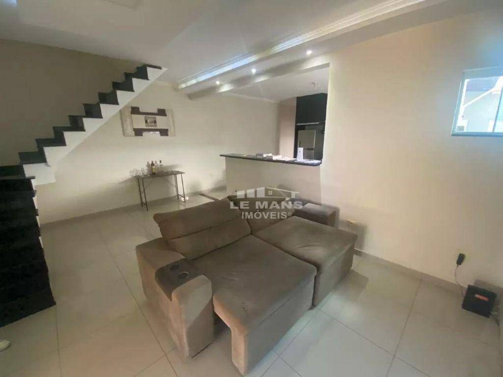 Casa à venda com 3 quartos, 200m² - Foto 1