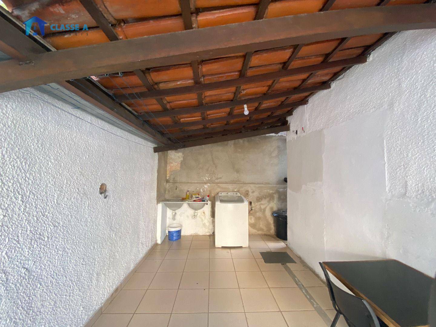 Casa à venda com 4 quartos, 140m² - Foto 2