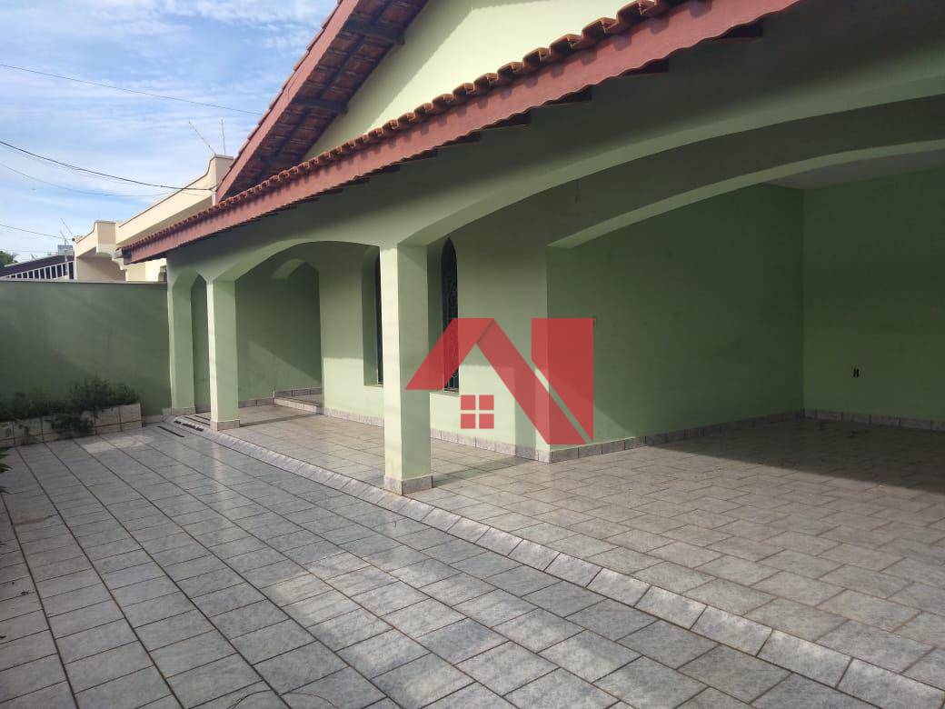 Casa à venda com 4 quartos, 205m² - Foto 1