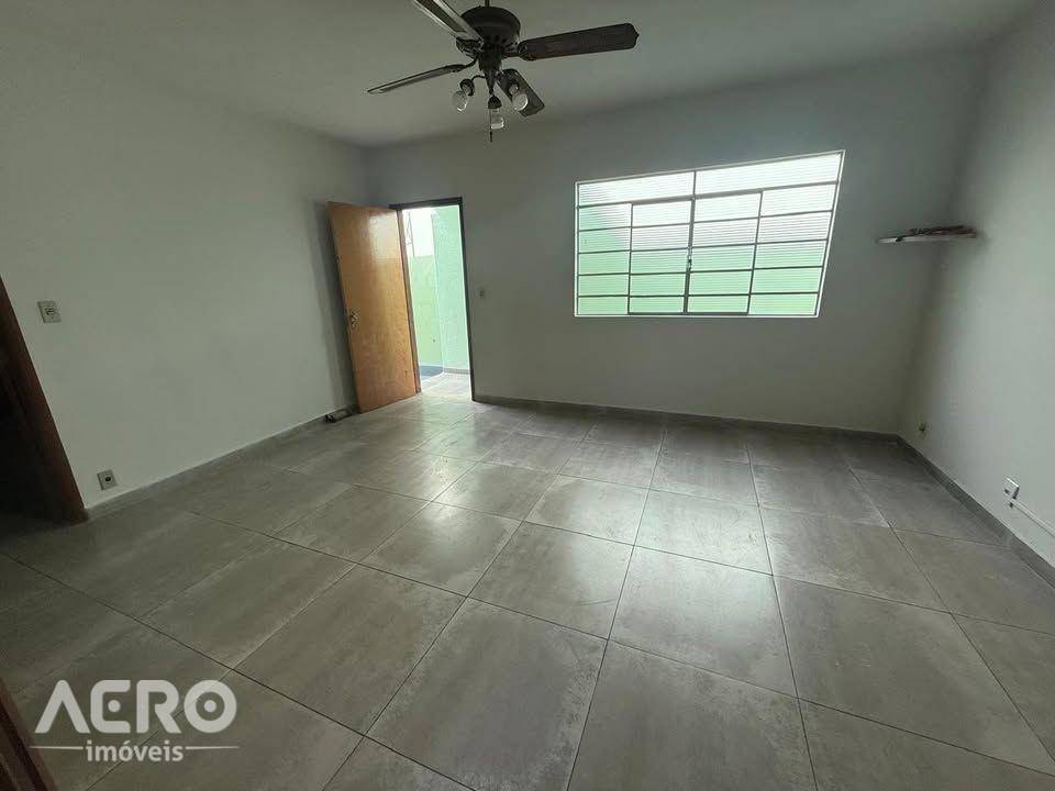 Casa, 5 quartos, 220 m² - Foto 2
