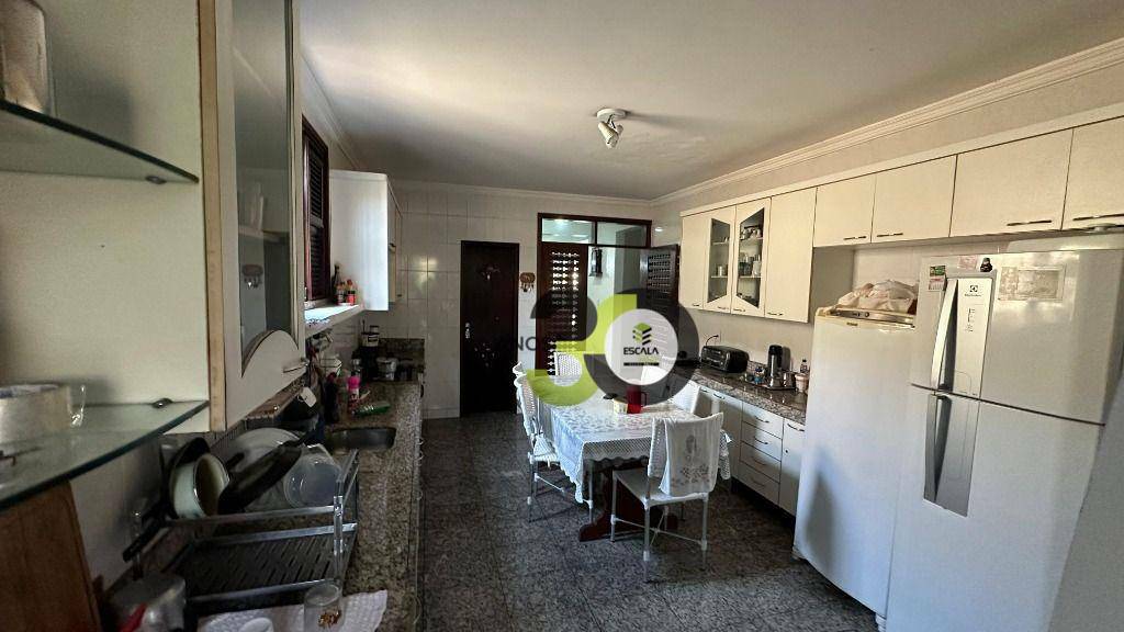 Casa à venda com 4 quartos, 376m² - Foto 8