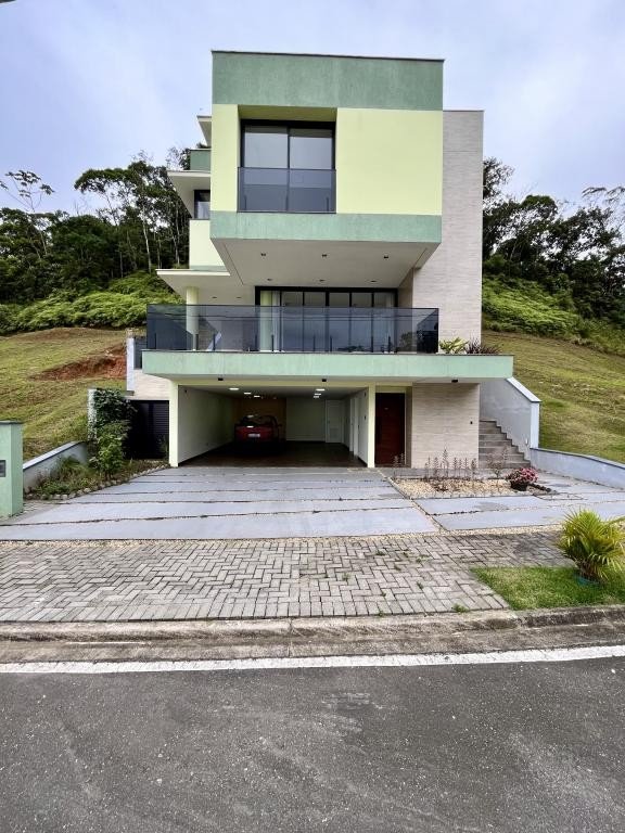 Casa à venda com 3 quartos, 299m² - Foto 1