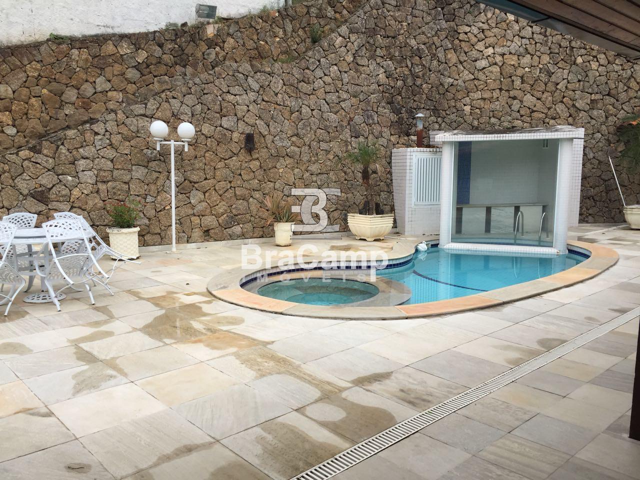 Casa à venda com 3 quartos, 240m² - Foto 1