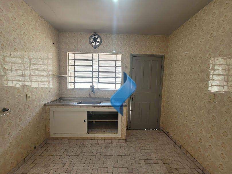 Casa para alugar com 2 quartos, 150m² - Foto 11