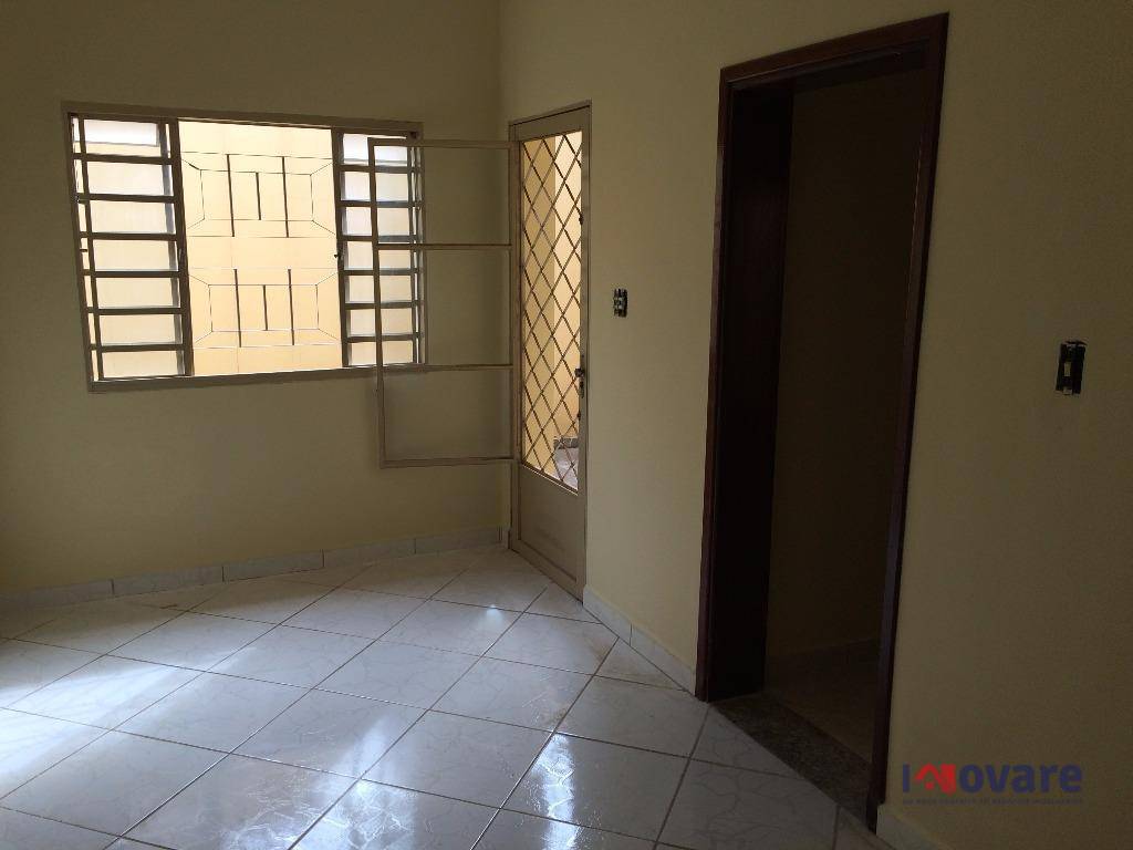 Casa à venda com 3 quartos, 200m² - Foto 1