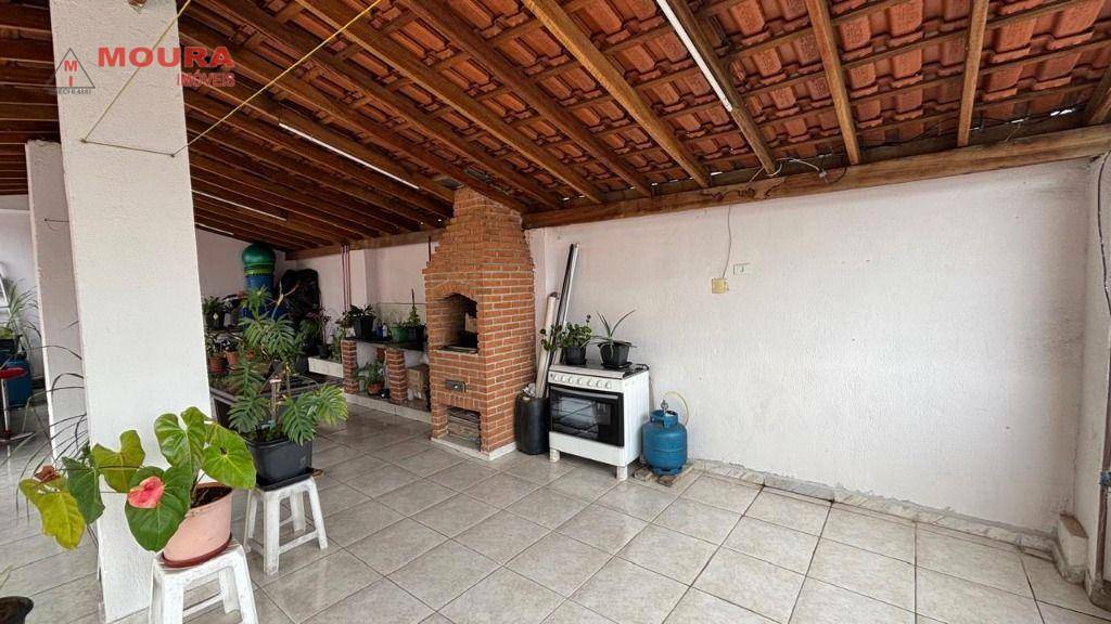 Sobrado à venda com 4 quartos, 225m² - Foto 1