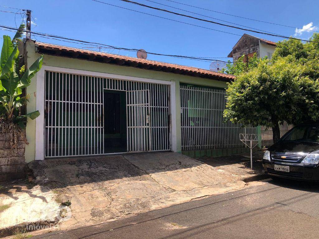 Casa à venda com 3 quartos, 183m² - Foto 1