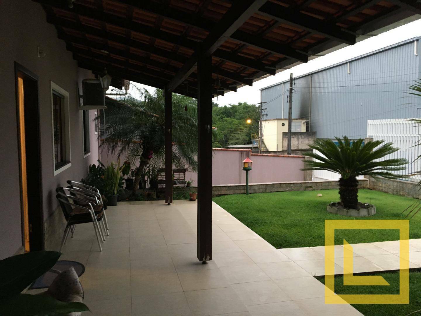 Casa à venda com 3 quartos, 255m² - Foto 1