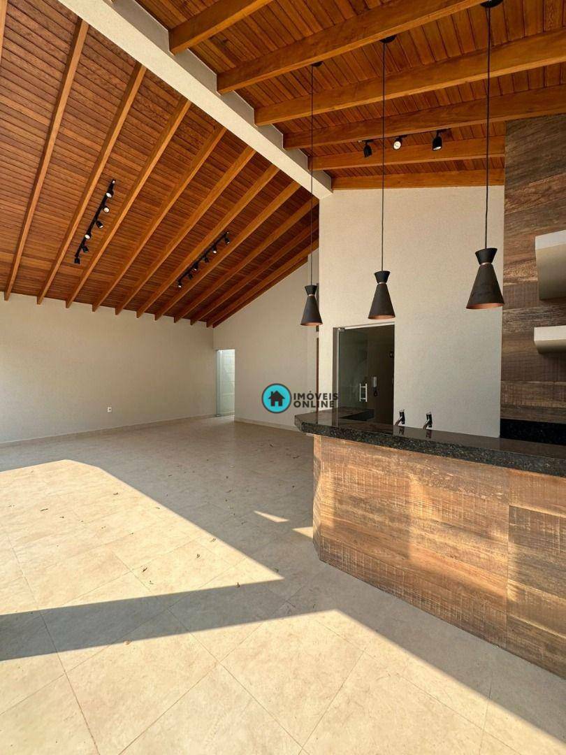 Casa à venda com 3 quartos, 169m² - Foto 1