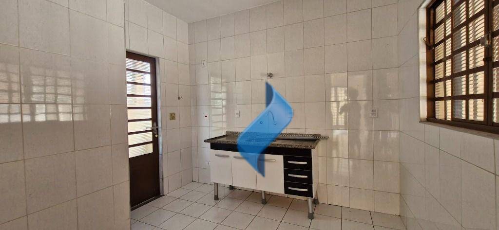 Casa para alugar com 3 quartos, 107m² - Foto 13