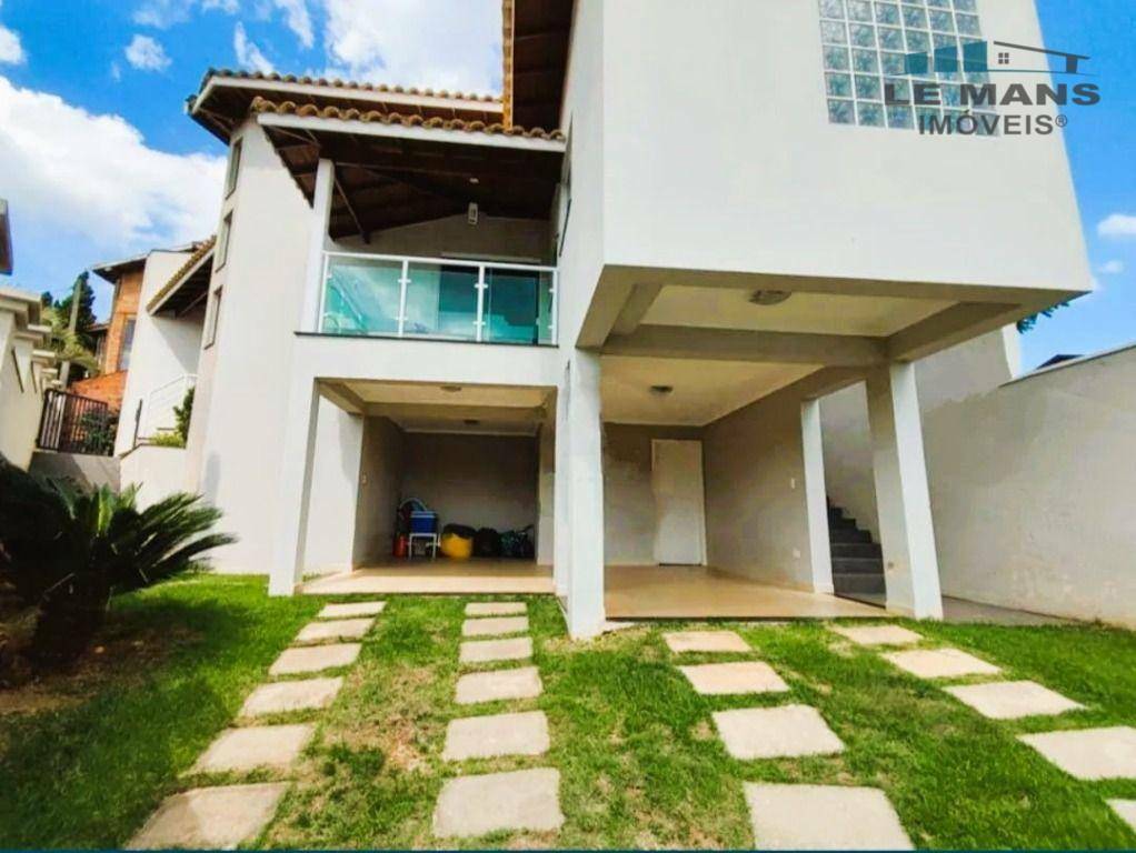 Casa à venda com 3 quartos, 238m² - Foto 1