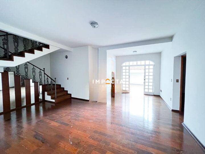 Casa à venda com 4 quartos, 284m² - Foto 2