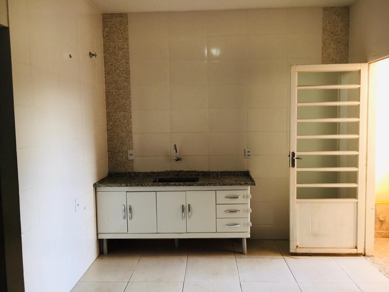 Casa à venda com 3 quartos, 96m² - Foto 2