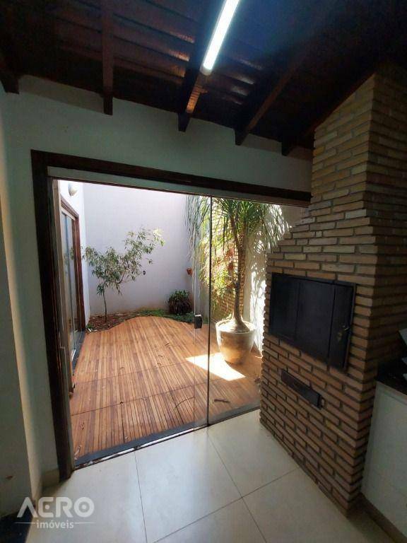 Casa à venda com 3 quartos, 188m² - Foto 1