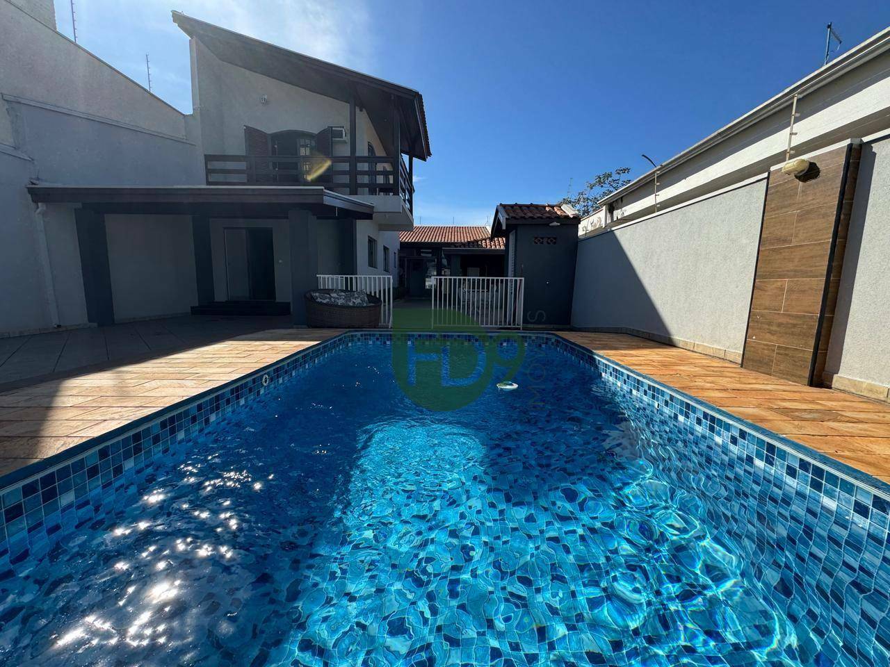 Casa à venda com 3 quartos, 181m² - Foto 1