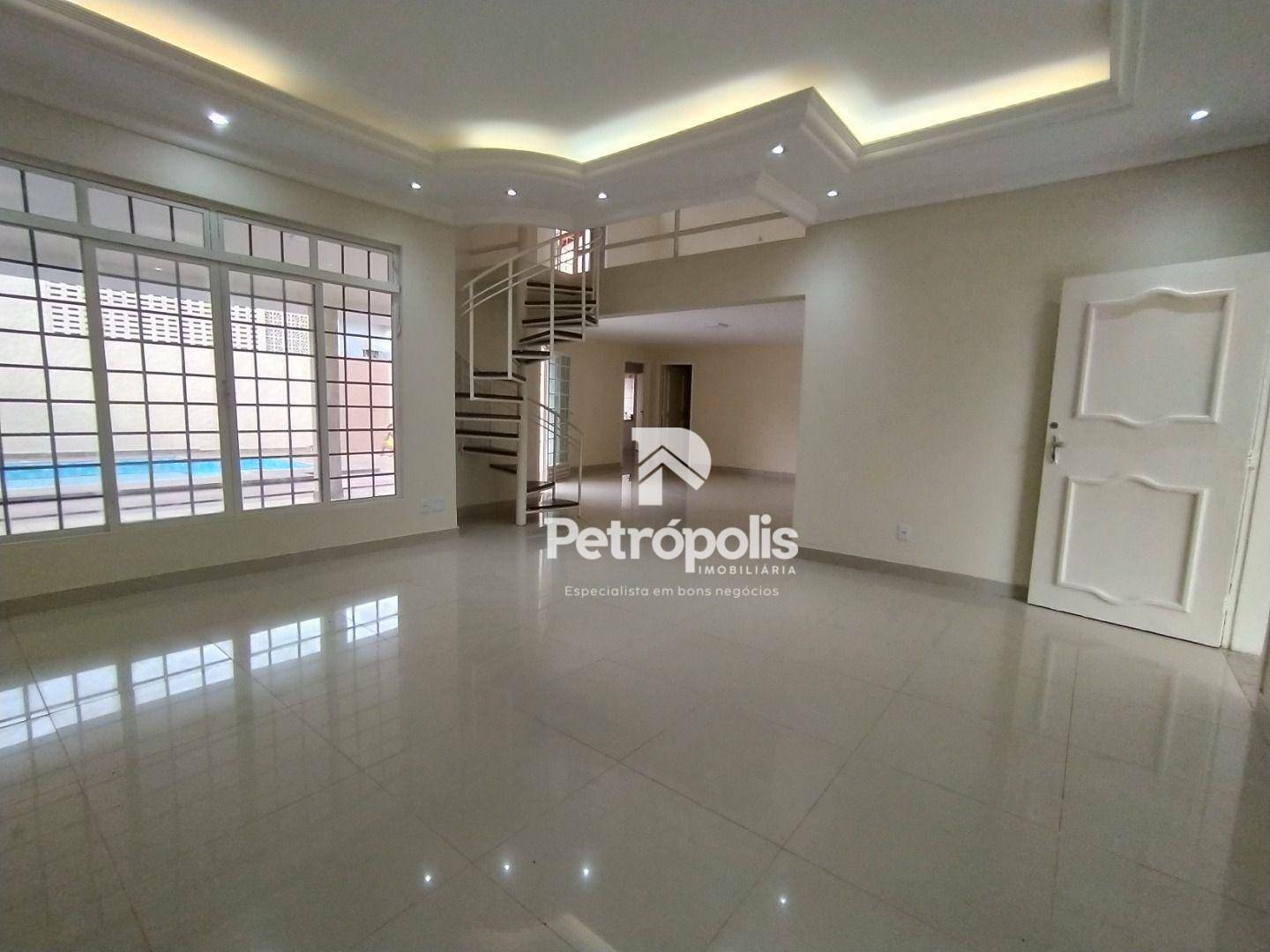 Casa à venda com 4 quartos, 321m² - Foto 1