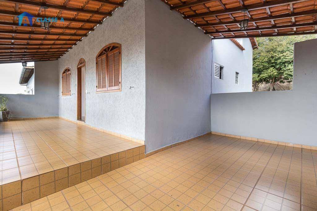 Casa à venda com 4 quartos, 228m² - Foto 2