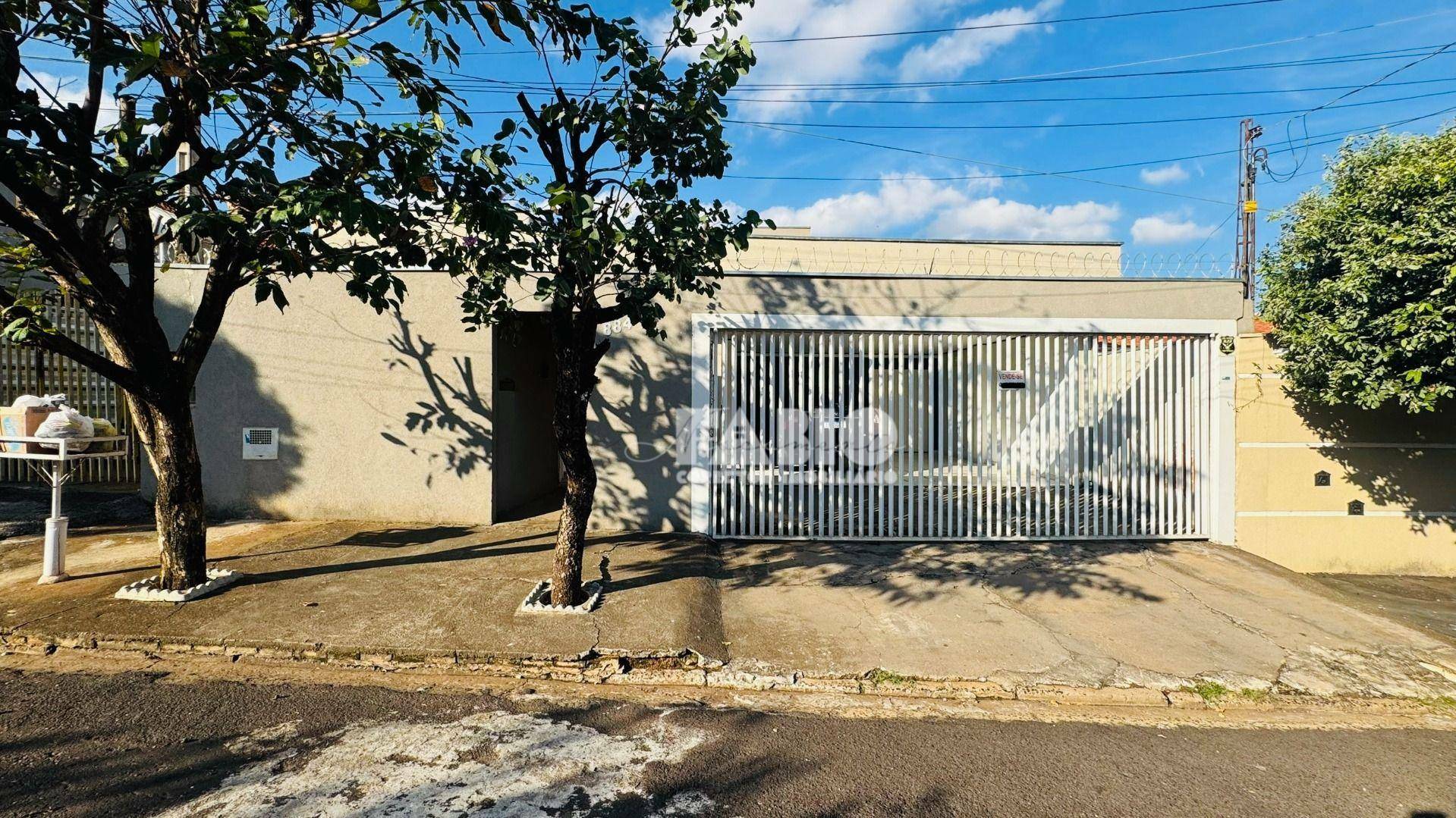 Casa à venda com 3 quartos, 250m² - Foto 1