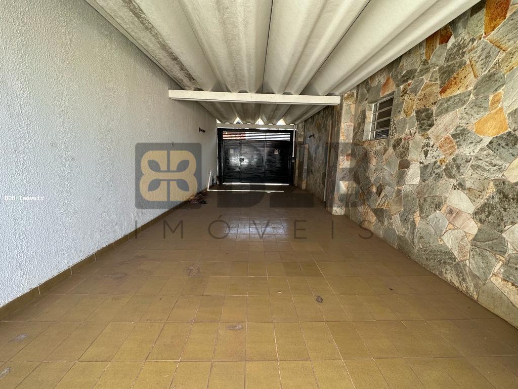 Casa à venda com 3 quartos, 100m² - Foto 1