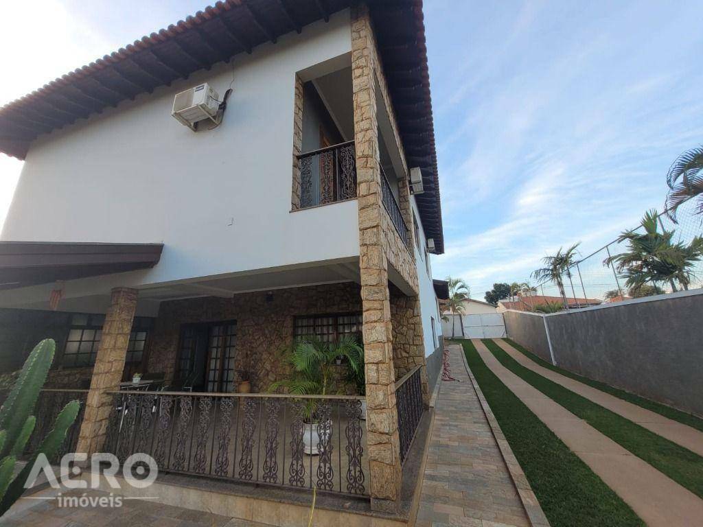 Casa à venda com 4 quartos, 363m² - Foto 1