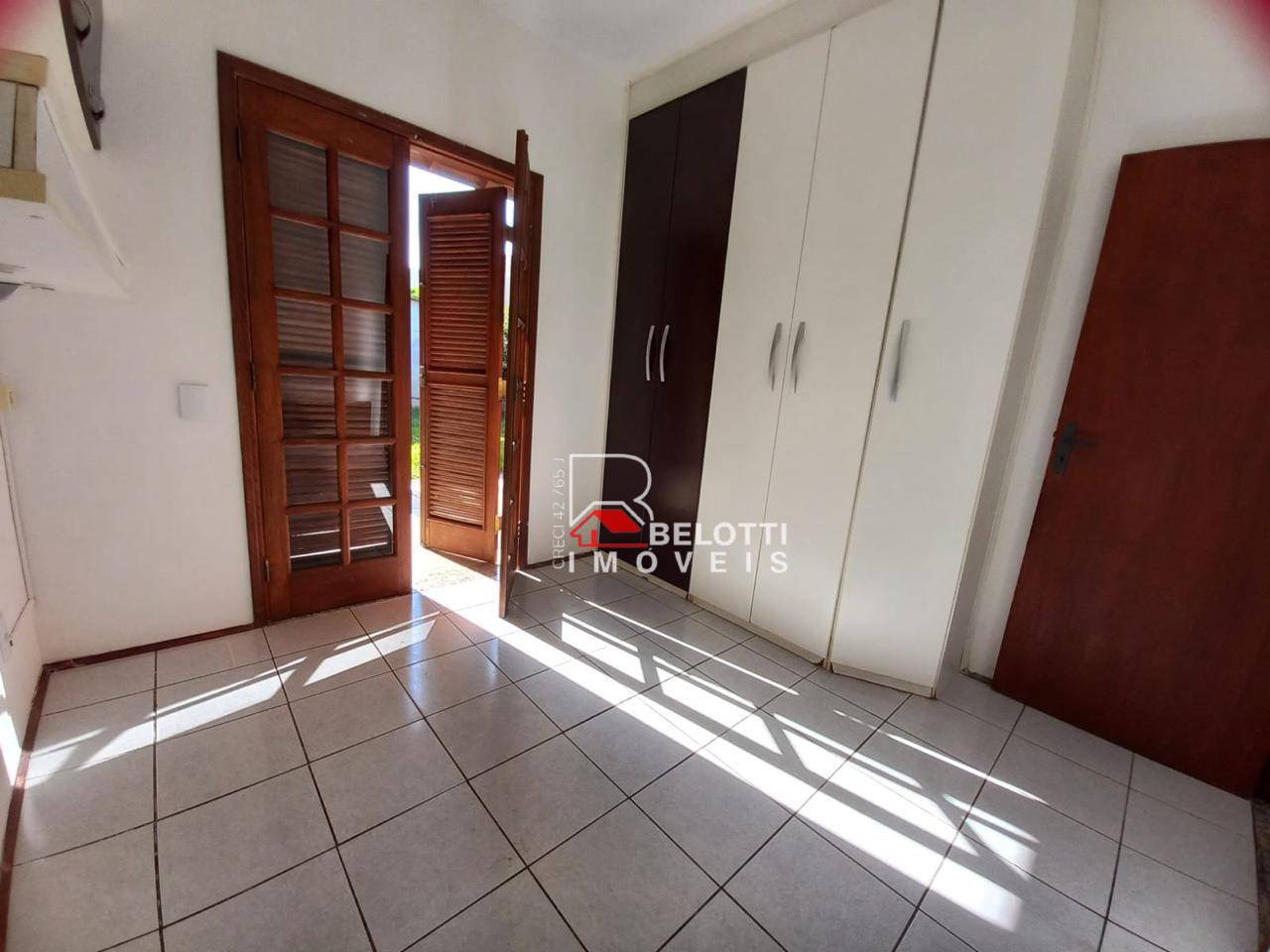 Casa de Condomínio para alugar com 4 quartos, 275m² - Foto 4