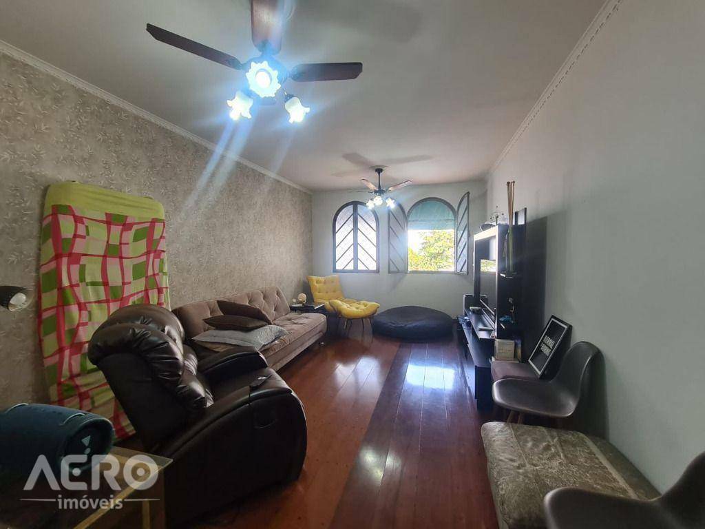 Casa à venda com 3 quartos, 246m² - Foto 4