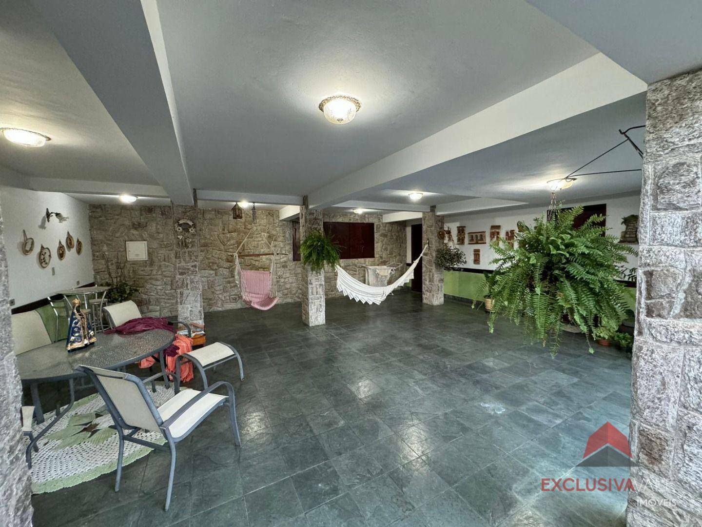 Casa de Condomínio à venda com 4 quartos, 350m² - Foto 1